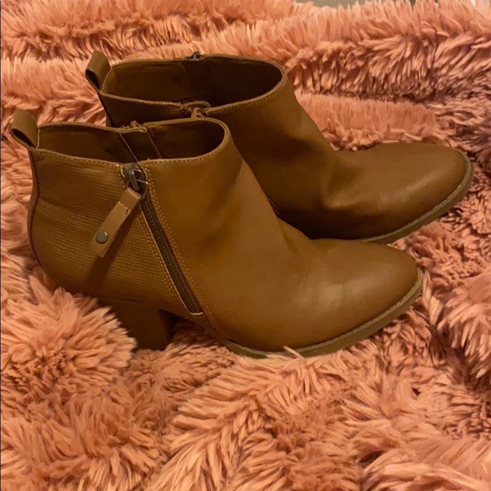 Universal Thread Shorty boots